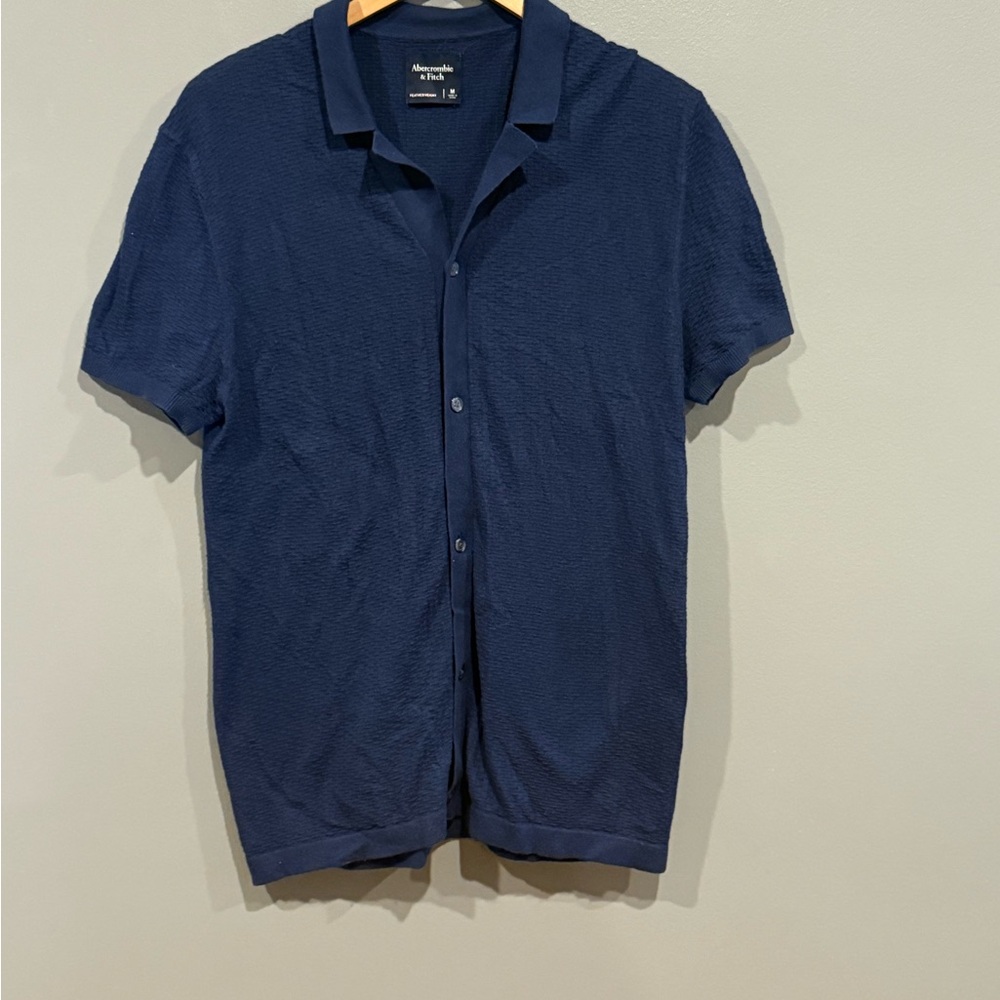 *GENTLY WORN* Abercrombie & Fitch Men's Size M Featherweight Button-Up - Picture 3 of 9